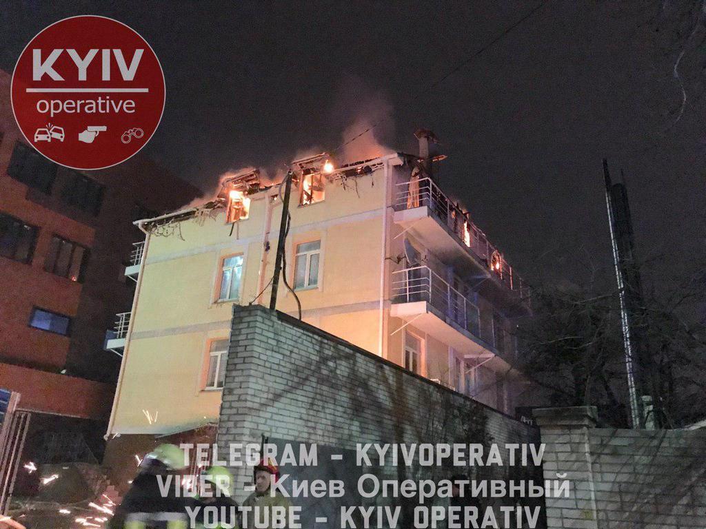 У Києві на Подолі загорівся житловий будинок: опубліковані фото та відео