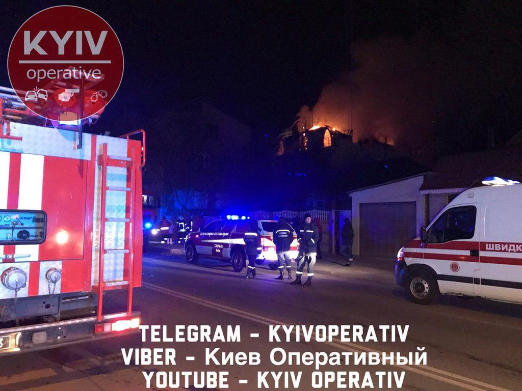 В Киеве на Подоле загорелся жилой дом: опубликованы фото и видео