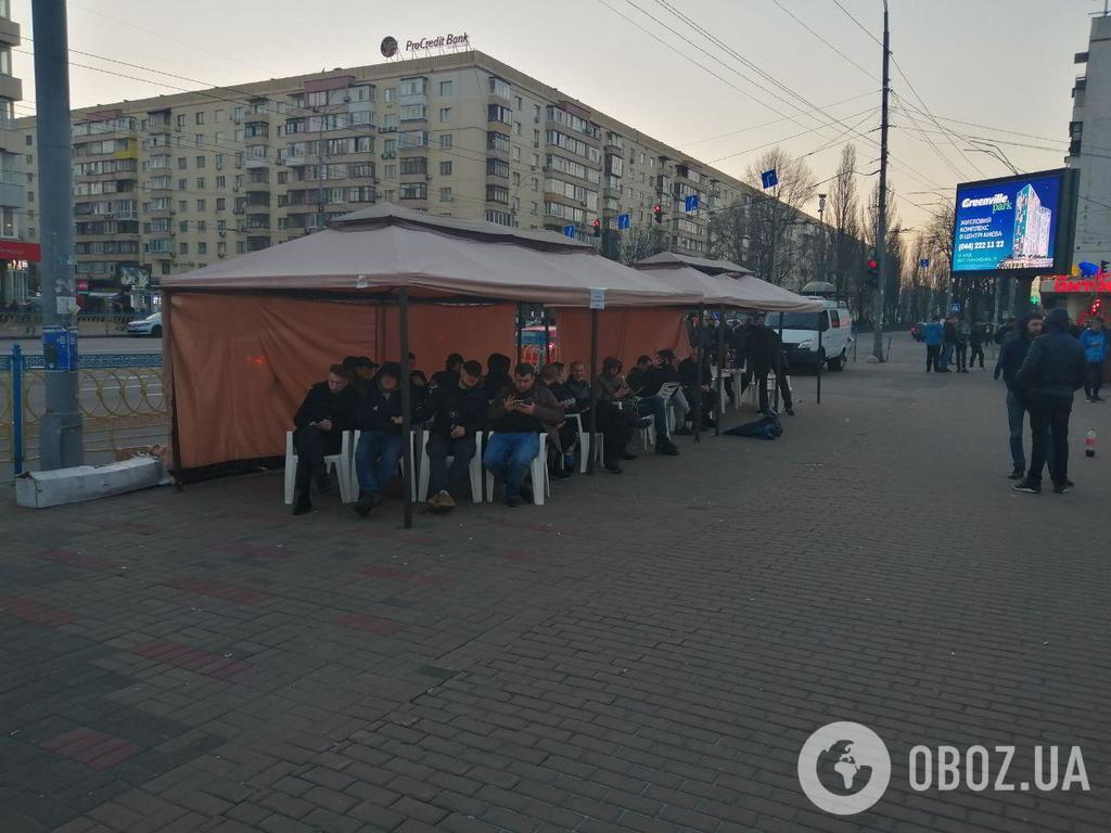 У центрі Києва зібралися десятки "тітушок"