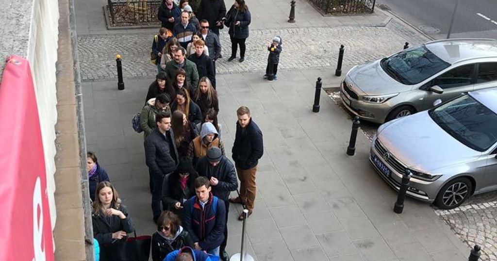 Украинцы стоят в очереди, чтобы проголосовать на выборах