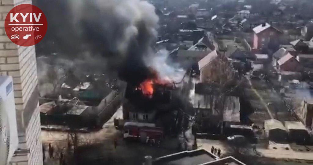 В Киеве масштабный пожар уничтожил два жилых дома: все подробности