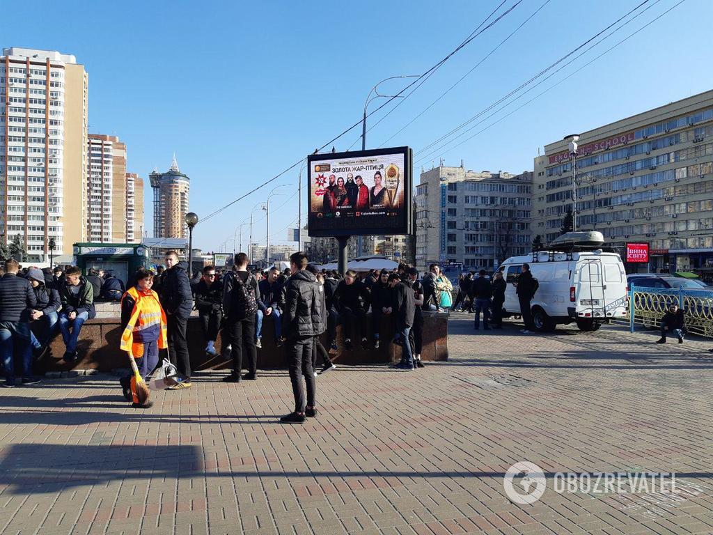 У центрі Києва під ЦВК зібралися тітушки