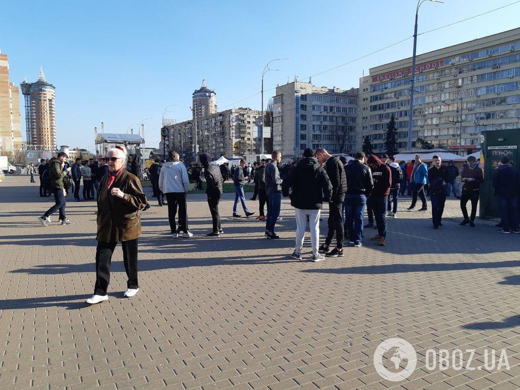 В центре Киева под ЦИК собрались титушки