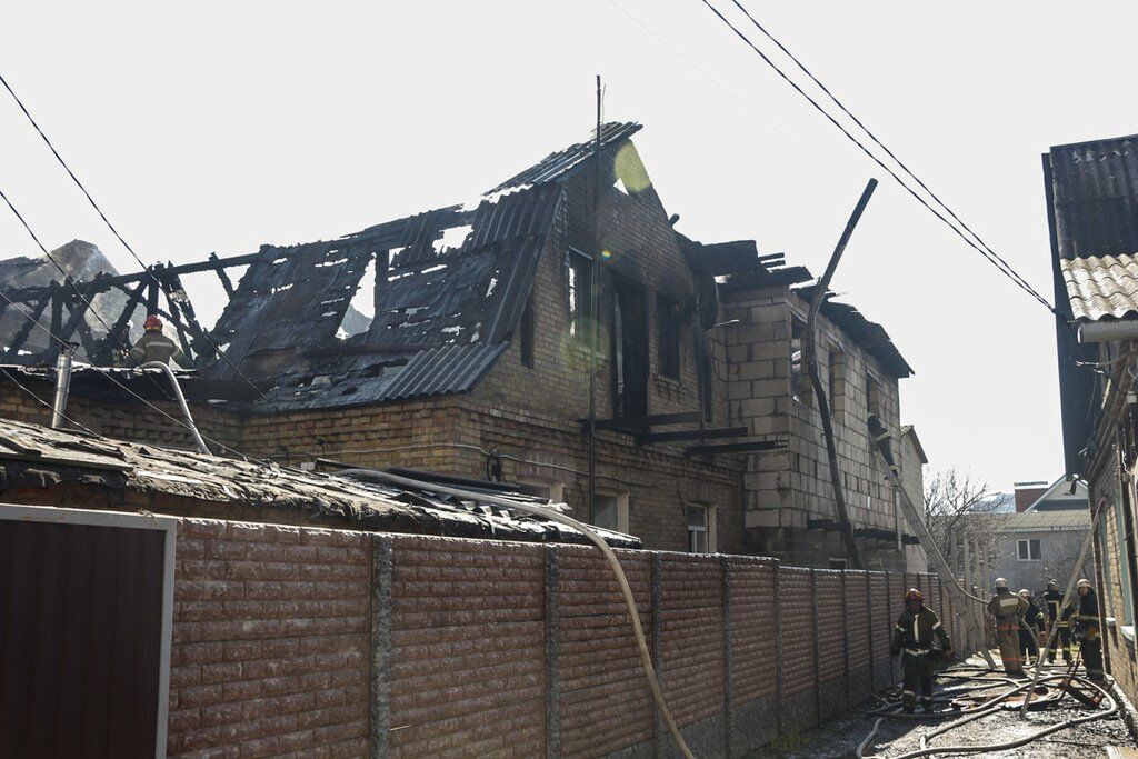 В Киеве масштабный пожар уничтожил два жилых дома: все подробности