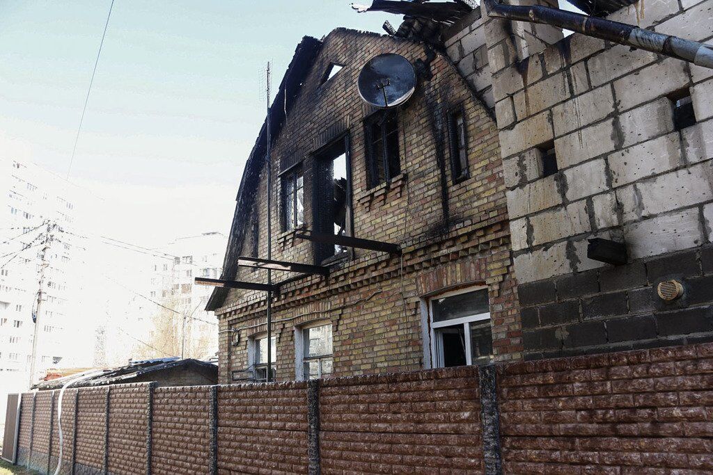 В Киеве масштабный пожар уничтожил два жилых дома: все подробности