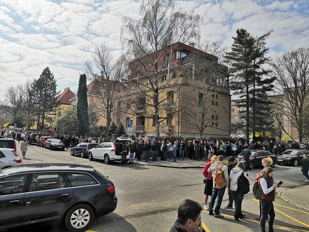 Украинцы стоят в очереди, чтобы проголосовать на выборах