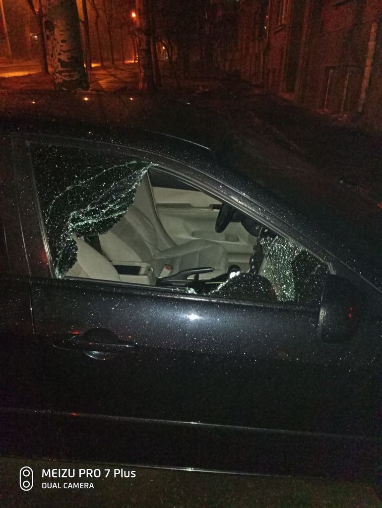 В Запорожье неизвестные разбили окно в дорогой иномарке и украли из неё вещи