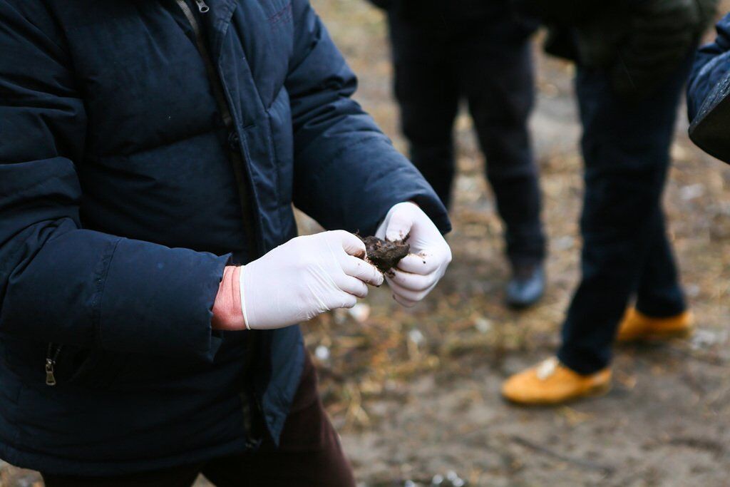 На пустыре в Киеве нашли человеческие останки: фото 18+