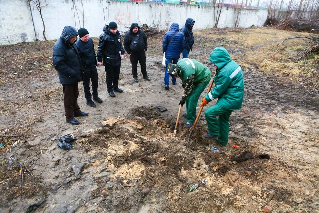 На пустирі в Києві знайшли людські останки: фото 18+