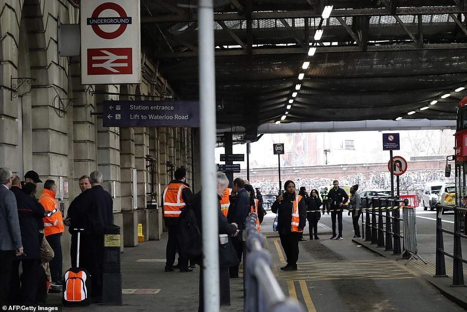 В Лондоне отправили бомбы в аэропорты и на вокзал: фото с места ЧП