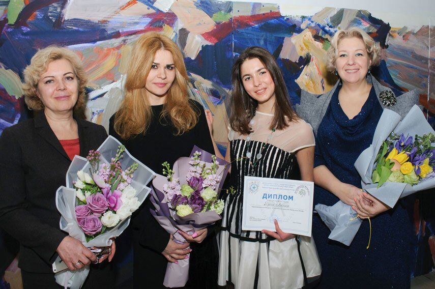 Победительница конкурса Дзонь Алена и члены жюри