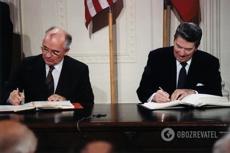 Горбачов і Рейган підписують Договір про ліквідацію ракет середньої і малої дальності в 1987 році
