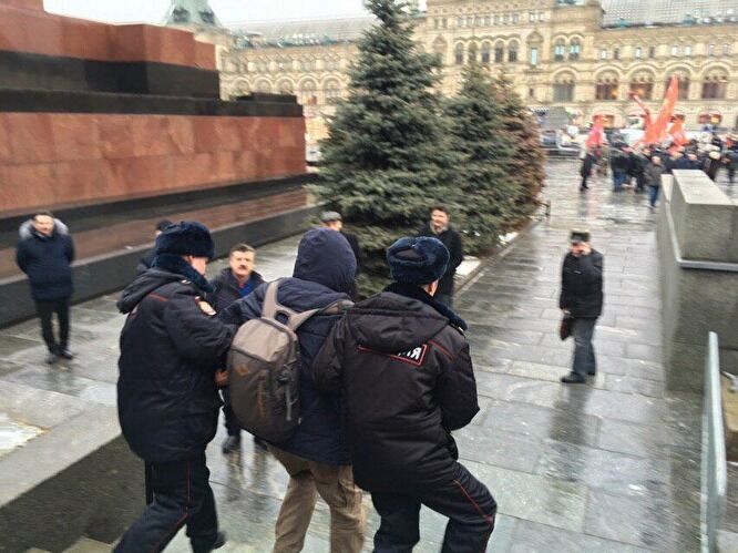 "Сгори в аду, палач народа!" На Красной площади в Москве произошло ЧП