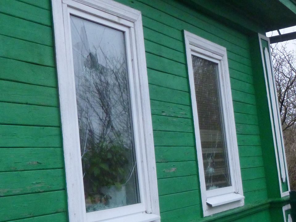 Егорову били окна в доме