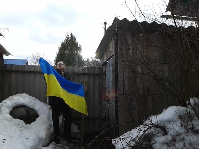 Егоров вывешивает у себя на доме украинский флаг