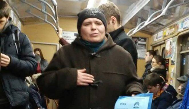 "Разорву!" В метро Харькова набросились на известную попрошайку. Видео