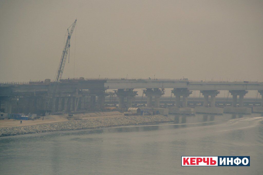 "Завис в воздухе": опубликованы свежие фото Крымского моста