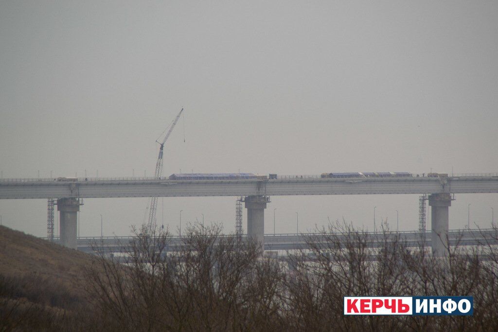"Завис у повітрі": опубліковані свіжі фото Кримського мосту