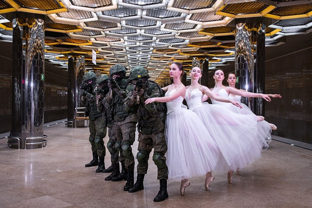 "Зеленые ублюдки за живым щитом": в России военные опозорились поздравлением с 8 марта. Фото
