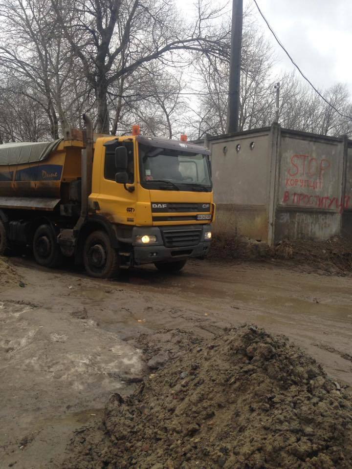 Незаконний видобуток піску у Києві