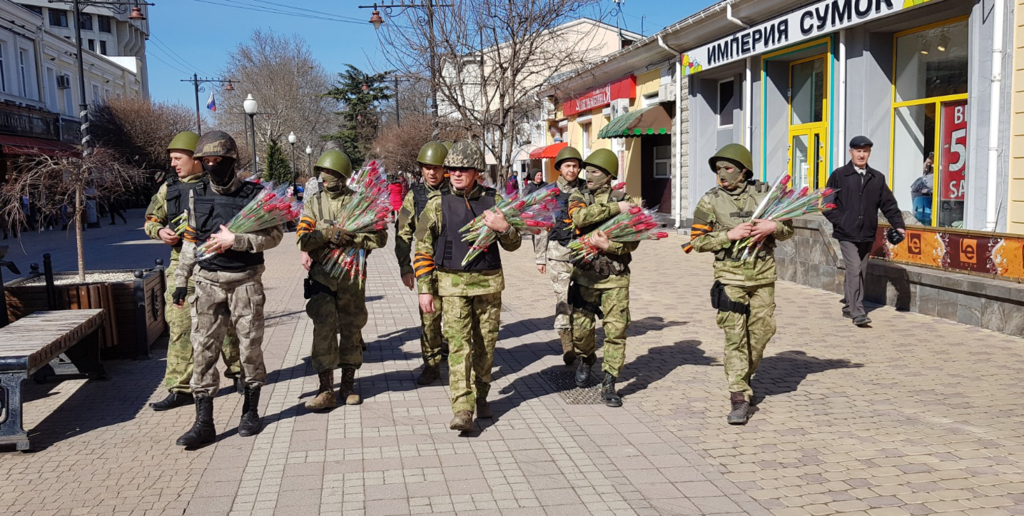 "Камуфляжний кретинізм": у Криму "ввічливі люди" відзначилися акцією на честь 8 березня