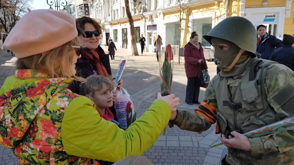 "Камуфляжный кретинизм": в Крыму "вежливые люди" отличились акцией в честь 8 марта