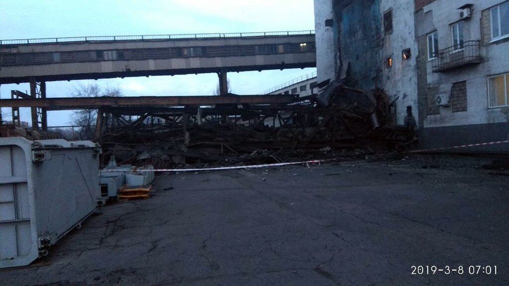 У Донецьку обвалився міст: фото з місця НП
