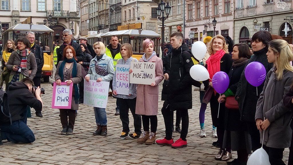 У Львові чоловік вбрався пенісом і встав за жінок: фотофакт