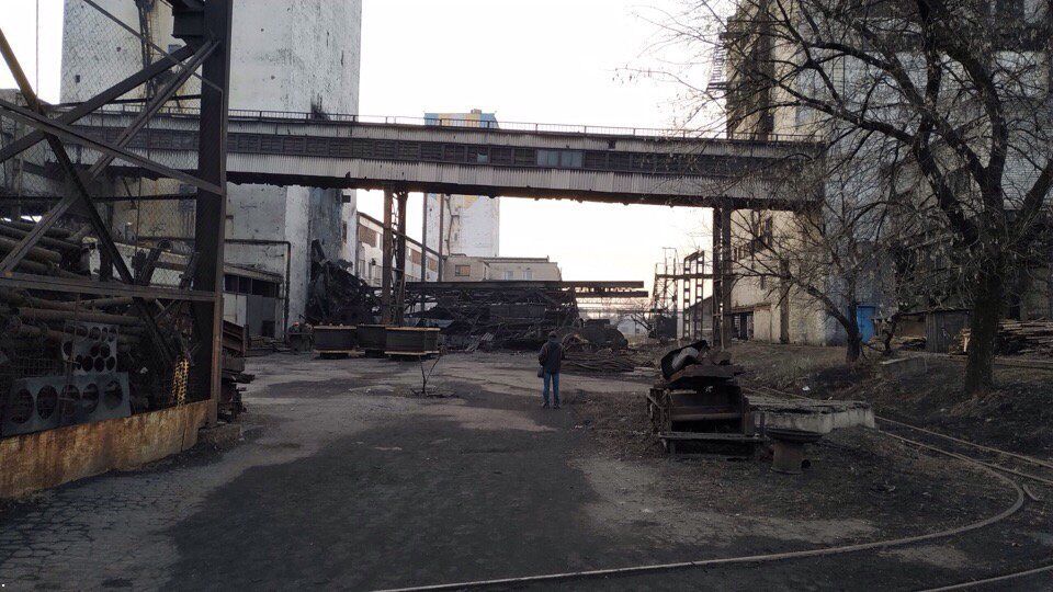 У Донецьку обвалився міст: фото з місця НП