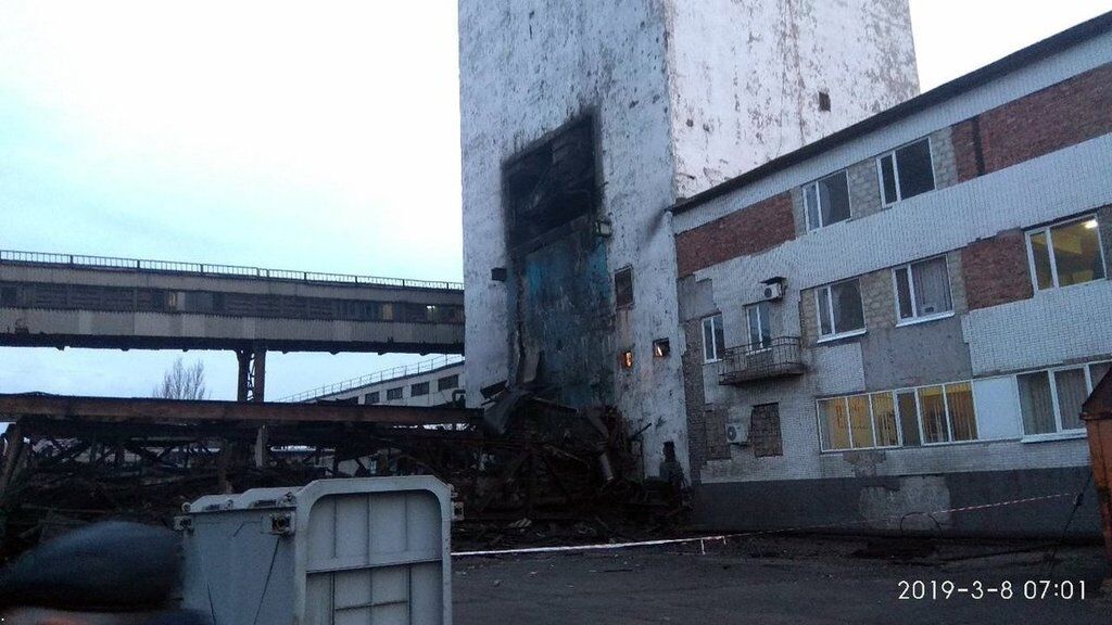 У Донецьку обвалився міст: фото з місця НП