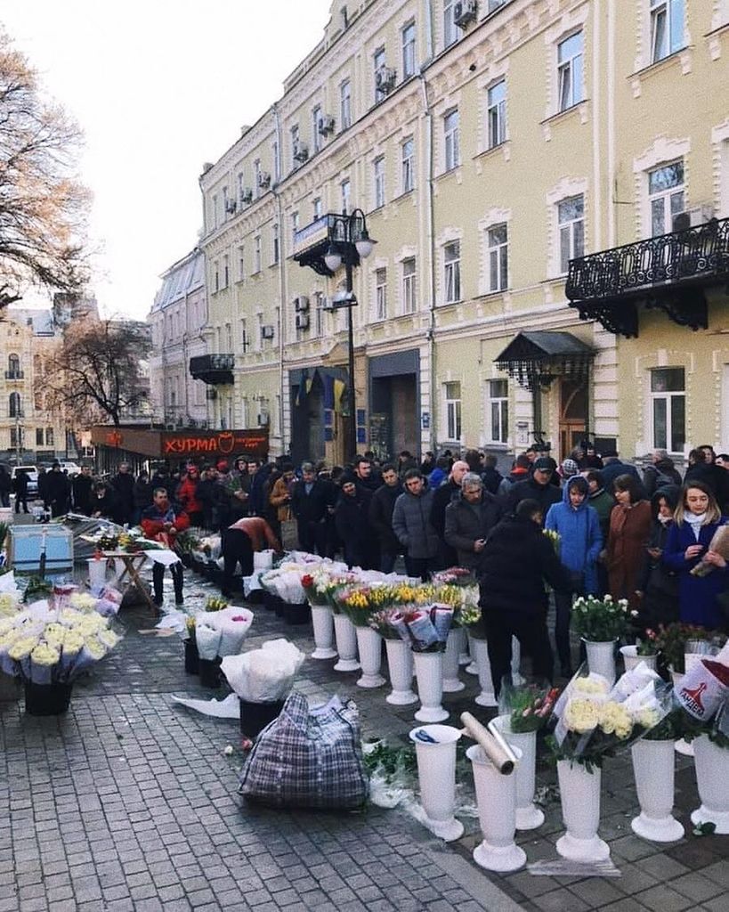 "Как на похоронах": "романтичное" фото к 8 Марта в Киеве вызвало споры в сети