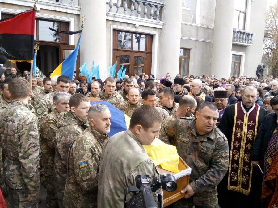 На Прикарпатті поховали 19-річного бійця ЗСУ: фото і подробиці