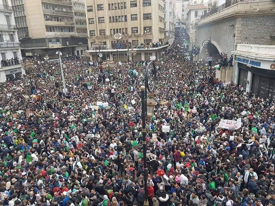 В Алжире прошла крупнейшая в истории акция протеста: невероятные фото и видео