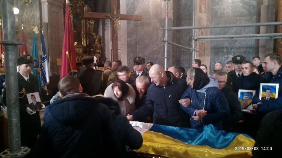 "Это не наш Богдан!" На похоронах юного защитника Украины произошло ЧП
