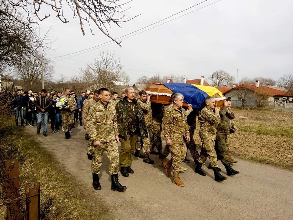 На Прикарпатті поховали 19-річного бійця ЗСУ: фото і подробиці