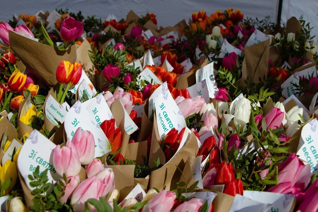Поздравления от Филатова: 8 Марта днипрянкам дарили цветы на улице