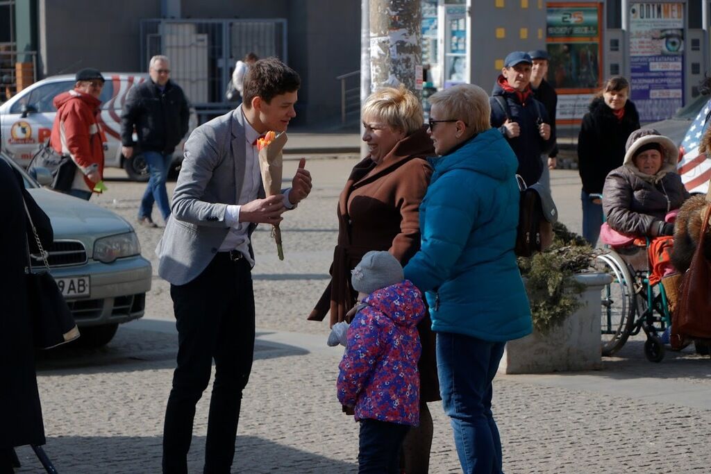 Привітання від Філатова: 8 березня дніпрянкам дарували квіти на вулиці