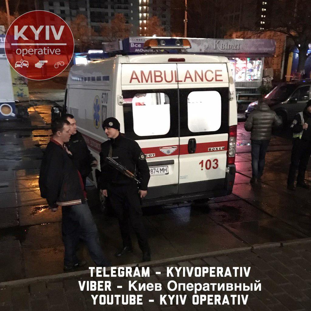 "Бухой движ": толпа пьяных киевлян устроила массовую драку с нетрезвыми охранниками супермаркета. Фоторепортаж