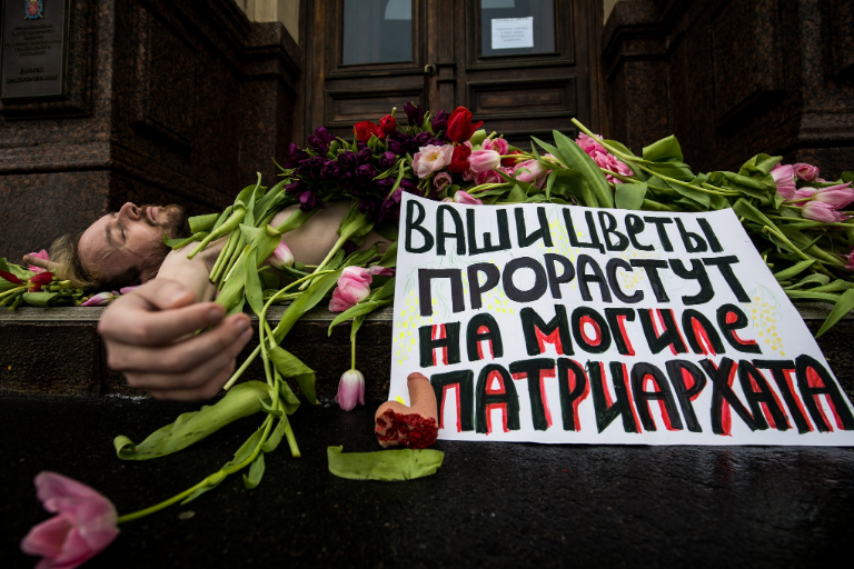 У Росії активісти Путіна зганьбилися з феміністками: відео