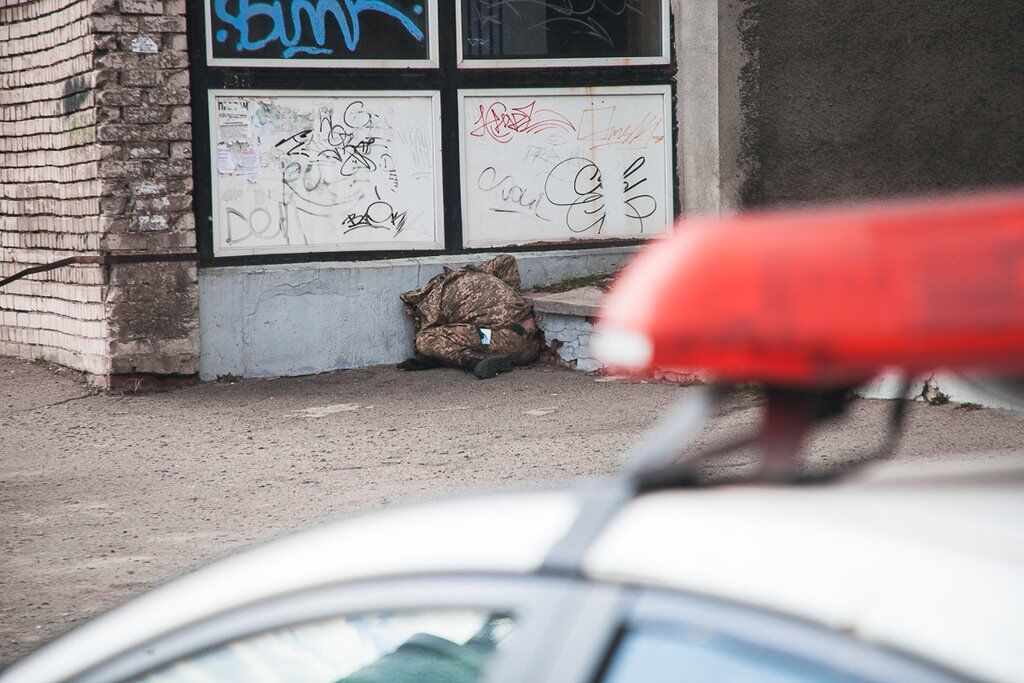 Прижался к дому посреди улицы: в Днепре произошла смертельная трагедия с военным. Фото и видео 18+