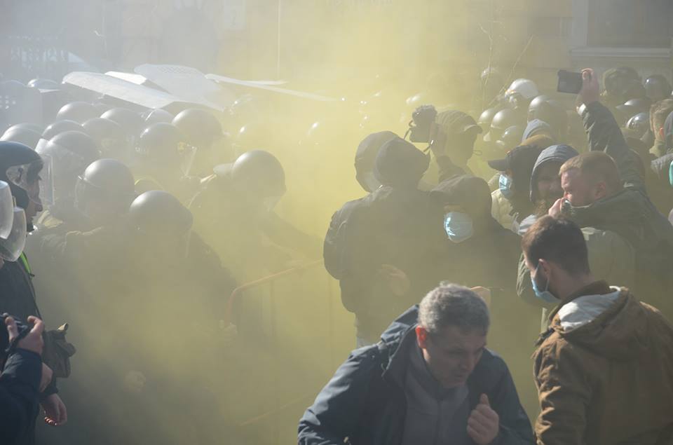 В Киеве и Черкассах произошли столкновения Нацкорпуса и полиции: фото и видео масштабного протеста