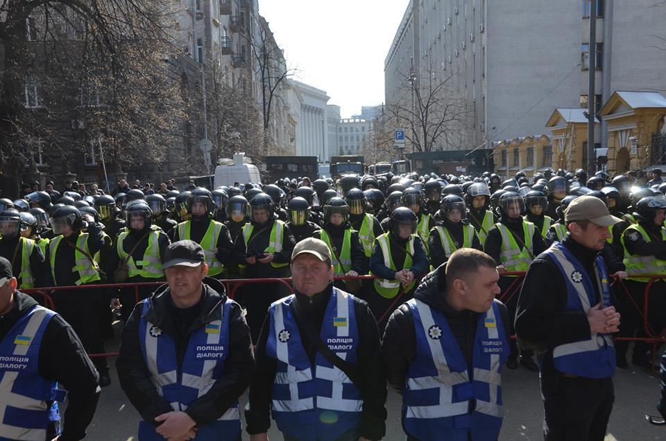 В Киеве и Черкассах произошли столкновения Нацкорпуса и полиции: фото и видео масштабного протеста