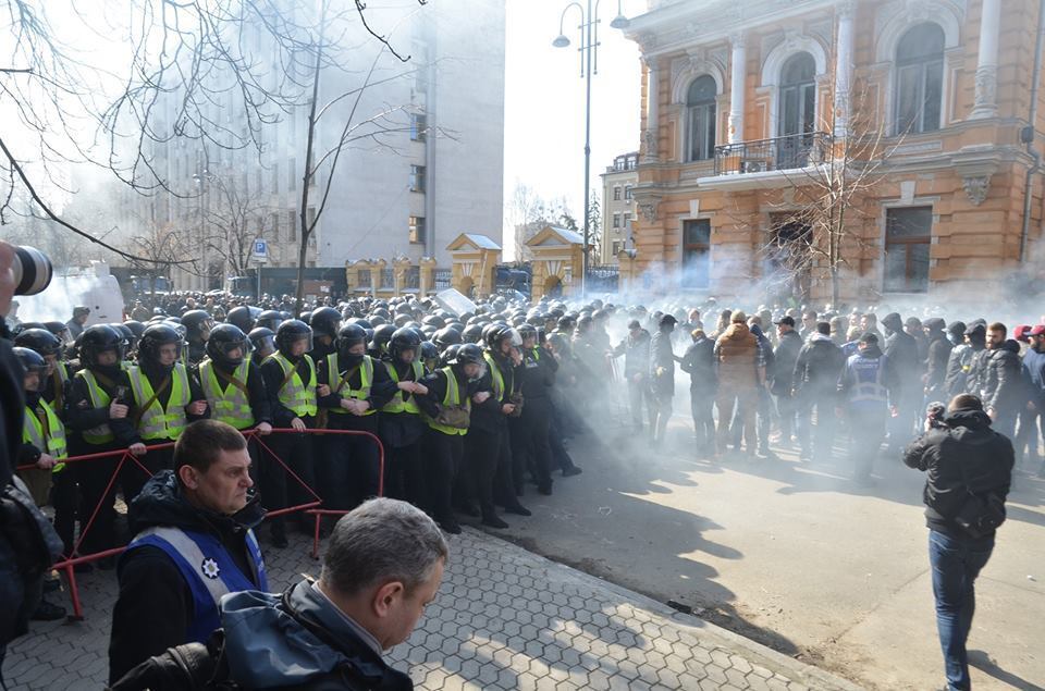 В Киеве и Черкассах произошли столкновения Нацкорпуса и полиции: фото и видео масштабного протеста