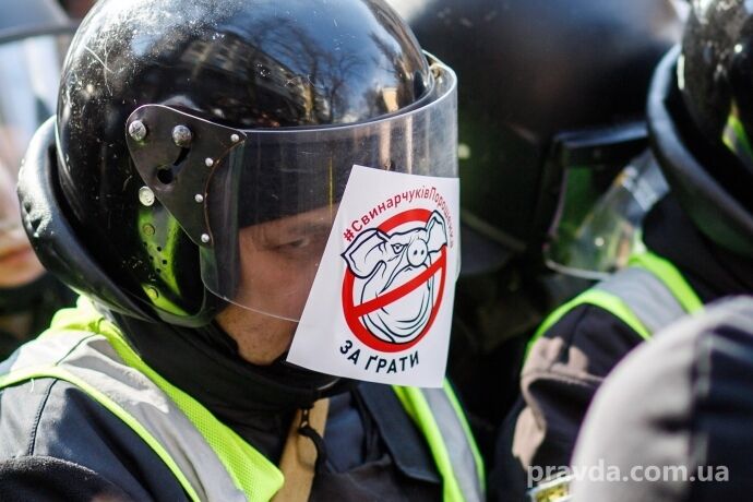 В Киеве и Черкассах произошли столкновения Нацкорпуса и полиции: фото и видео масштабного протеста