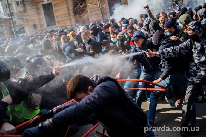 У Києві та Черкасах відбулися зіткнення Нацкорпусу і поліції: фото та відео масштабного протесту