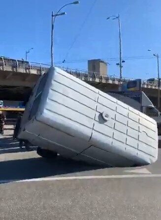 У Києві автобус провалився у величезну яму на асфальті