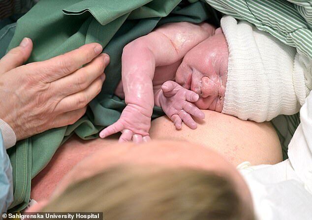 Фото новорожденного, который появился на свет у гражданки Швеции