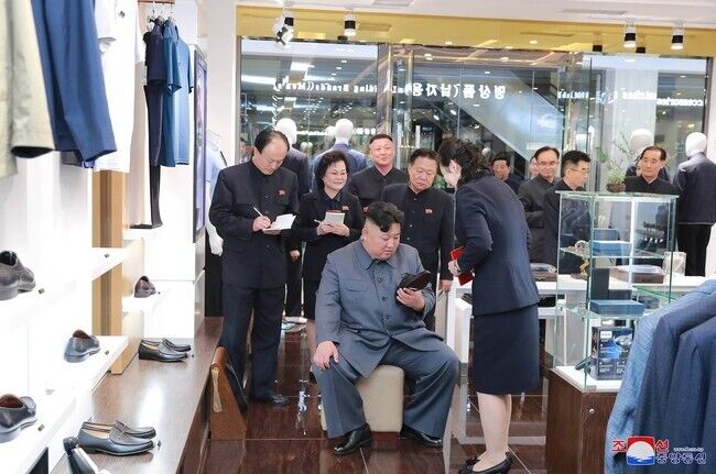 С грустью засмотрелся в ботинок: сеть взорвал Ким Чен Ын на шоппинге