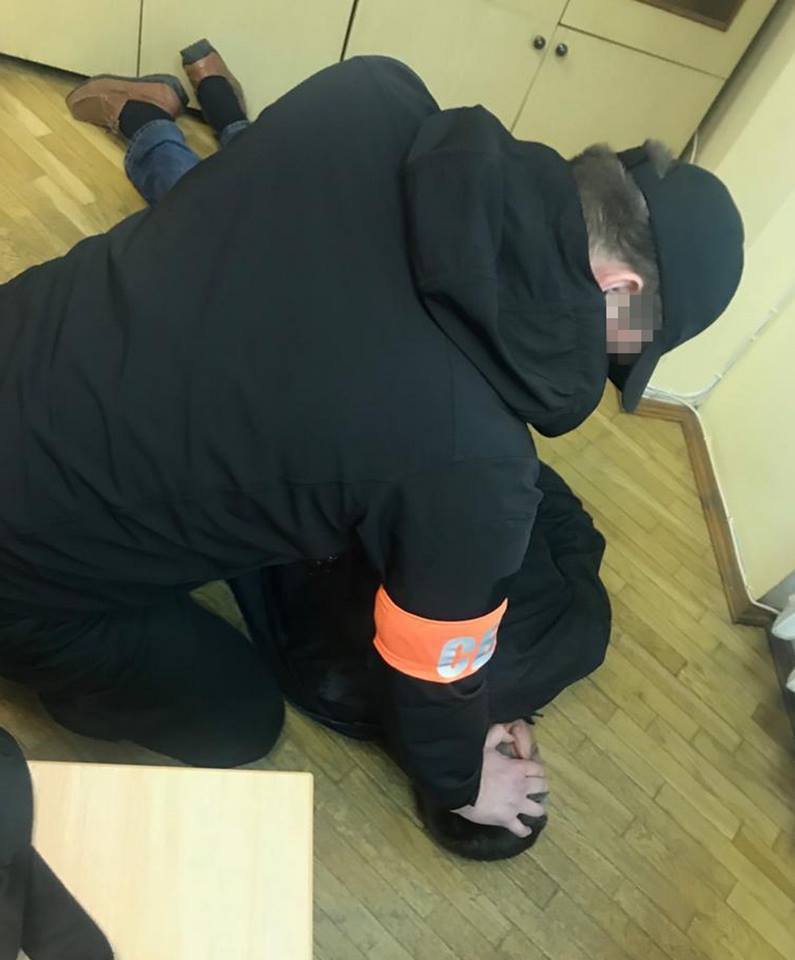 Полицейского задержали на взятке