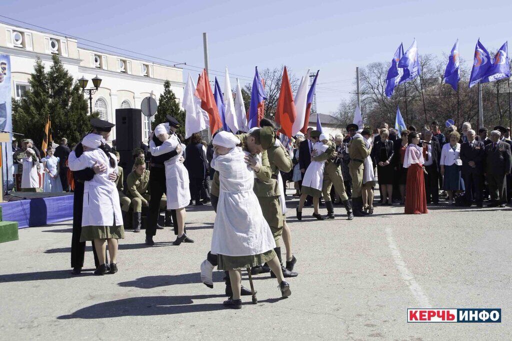 Дали детям автоматы: сеть разозлил "скрепный шабаш" оккупантов в Крыму